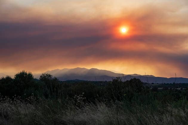 Fire in Trevillac, France - 5 Jul 2026 Threads of smoke from the fire in Trevillac are seen over the Alt Empordà sky more than 50 kilometers away. The smoke from the out-of-control forest fire in Trevillac, south of France is moving forming smoke trails over the Alt Empordà in Catalonia at a linear distance of 50 kilometers. Girona Spain Copyright: xPacoxFreirex xSOPAxImagesx P_Freire_05072026-DSCF4092