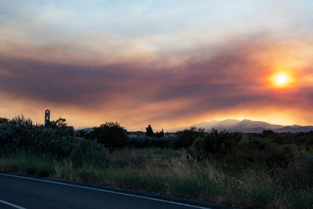 Fire in Trevillac, France - 5 Jul 2026 Threads of smoke from the fire in Trevillac are seen over the Alt Empordà sky more than 50 kilometers away. The smoke from the out-of-control forest fire in Trevillac, south of France is moving forming smoke trails over the Alt Empordà in Catalonia at a linear distance of 50 kilometers. Girona Spain Copyright: xPacoxFreirex xSOPAxImagesx P_Freire_05072026-DSCF4094