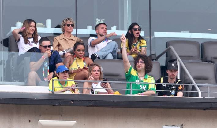 2026 World Cup - Sophia Bush And Ashlyn Harris Sophia Bush with girlfriend Ashlyn Harris and Mick Jagger s ex wife Luciana Gimenez with her son Lucas Jagger attend the match Brazil vs Norway FIFA World Cup 2026 at the New York New Jersey Stadium, NJ on July 5, 2026. Photo by Charles Guerin ABACAPRESS.COM East Rutherford NJ United States  Copyright: xGuerinxCharles ABACAx