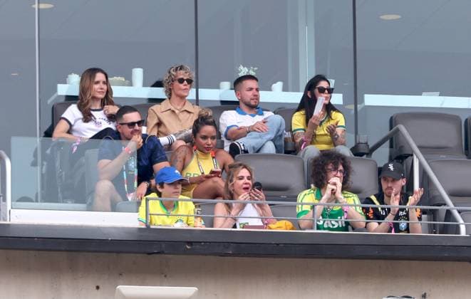 2026 World Cup - Sophia Bush And Ashlyn Harris Sophia Bush with girlfriend Ashlyn Harris and Mick Jagger s ex wife Luciana Gimenez with her son Lucas Jagger attend the match Brazil vs Norway FIFA World Cup 2026 at the New York New Jersey Stadium, NJ on July 5, 2026. Photo by Charles Guerin ABACAPRESS.COM East Rutherford NJ United States  Copyright: xGuerinxCharles ABACAx