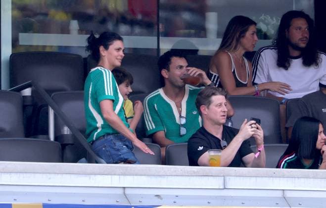 2026 World Cup - Ben McKenzie And Morena Baccarin Ben McKenzie with wife Morena Baccarin attend the match Brazil vs Norway FIFA World Cup 2026 at the New York New Jersey Stadium, NJ on July 5, 2026. Photo by Charles Guerin ABACAPRESS.COM East Rutherford NJ United States  Copyright: xGuerinxCharles ABACAx