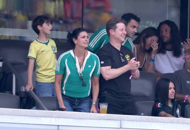 2026 World Cup - Ben McKenzie And Morena Baccarin Ben McKenzie with wife Morena Baccarin attend the match Brazil vs Norway FIFA World Cup 2026 at the New York New Jersey Stadium, NJ on July 5, 2026. Photo by Charles Guerin ABACAPRESS.COM East Rutherford NJ United States  Copyright: xGuerinxCharles ABACAx