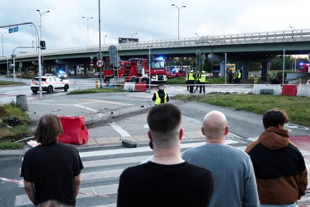 Serious bus accident in Warsaw Photo: Dawid Wolski East News, Several people have been injured after a public bus crashed into an underpass at a railway station in Poland?s capital, Warsaw, on evening 5th July 2026. The bus collided with a tram and then drove towards the roundabout, damaging multiple cars along the way before entering the underpass. EN_01680447_0034 