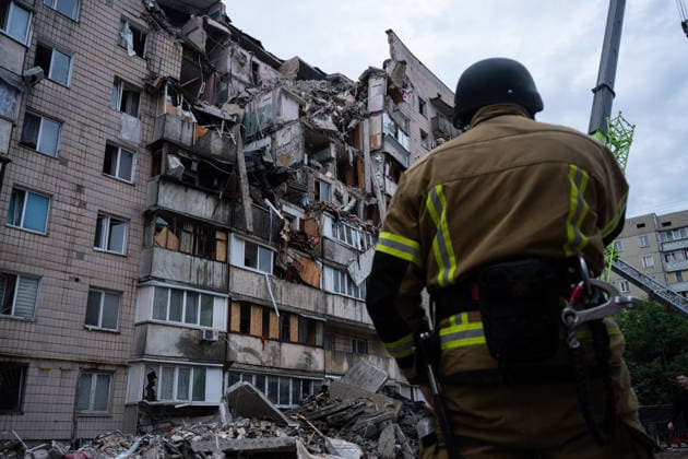 Russian attack on Kyiv leaves 10 dead KYIV, UKRAINE - JULY 06: A view at the residential building damaged during the Russian attack In Kyiv, Ukraine, on July 06, 2026. Stringer Anadolu Kyiv Ukraine. Editorial use only. Please get in touch for any other usage.  Copyright: x2026xAnadoluxStringerx