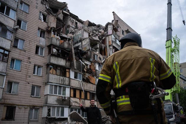 Russian attack on Kyiv leaves 10 dead KYIV, UKRAINE - JULY 06: A view at the residential building damaged during the Russian attack In Kyiv, Ukraine, on July 06, 2026. Stringer Anadolu Kyiv Ukraine. Editorial use only. Please get in touch for any other usage.  Copyright: x2026xAnadoluxStringerx