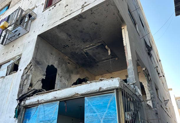 Palestinians inspect the damage caused by an Israeli midnight strike on an apartment building in the Tel al-Hawa neighborhood south of Gaza City Palestinians inspect the damage caused by an Israeli midnight strike on an apartment building in the Tel al-Hawa neighborhood south of Gaza City on July 6, 2026. The Israeli airstrike killed a man and his wife, injured others, and caused extensive damage to the targeted building. Photo by Mikael Bahar apaimages Gaza city Gaza Strip Palestinian Territory 060726_Gaza_MB_00(7) Copyright: xapaimagesxMikaelxBahar xapaimagesx