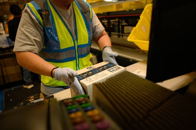 AMAZON PRIME DAY SALE PREVIEW, A worker packs a parcel at the Amazon Fulfilment Centre in Kemps Creek, Sydney, Monday, July 6, 2026. ( NO ARCHIVING SYDNEY NEW SOUTH WALES AUSTRALIA  Copyright: xGEORGExCHANx 20260706155669959798