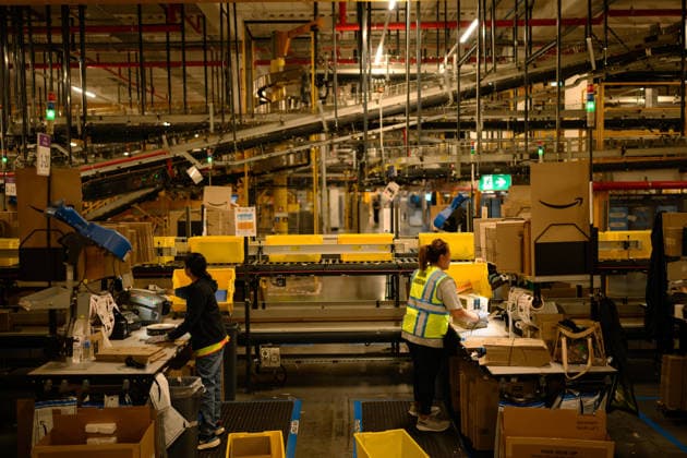 AMAZON PRIME DAY SALE PREVIEW, A worker packs a parcel at the Amazon Fulfilment Centre in Kemps Creek, Sydney, Monday, July 6, 2026. ( NO ARCHIVING SYDNEY NEW SOUTH WALES AUSTRALIA  Copyright: xGEORGExCHANx 20260706133741324557