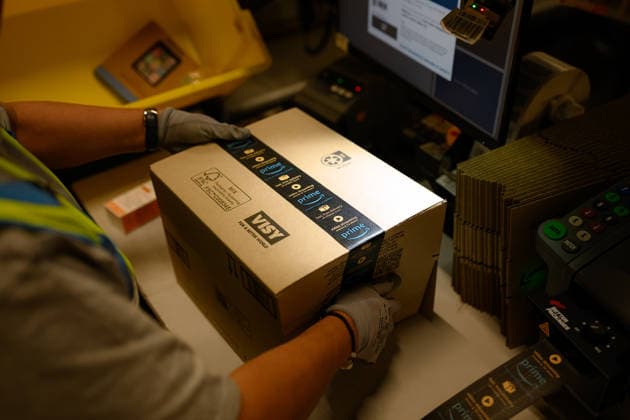 AMAZON PRIME DAY SALE PREVIEW, A worker packs a parcel at the Amazon Fulfilment Centre in Kemps Creek, Sydney, Monday, July 6, 2026. ( NO ARCHIVING SYDNEY NEW SOUTH WALES AUSTRALIA  Copyright: xGEORGExCHANx 20260706196151245057