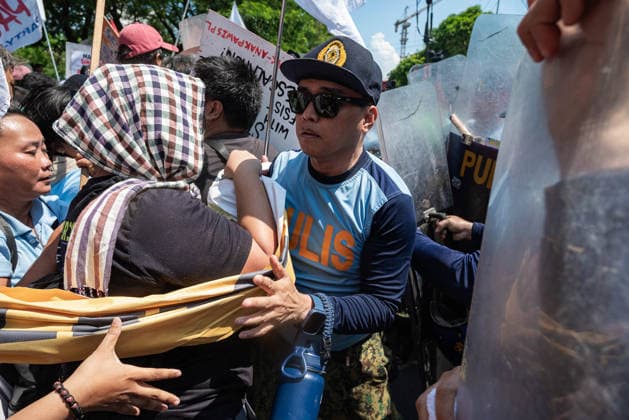 July 6, 2026, Quezon City, Quezon, Philippines: Riot police from the Philippine National Police attempted to stop the protesters from nearing the Senate but were pushed back by the protesters in a brief scuffle Quezon City Philippines  - ZUMAy102 20260706_zip_y102_009 Copyright: xKenosisxYapx