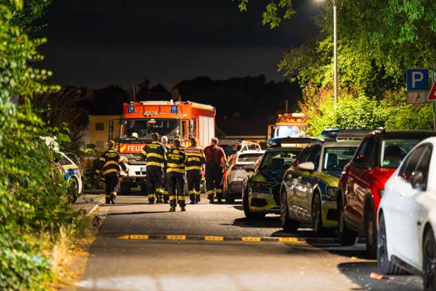 Streit eskaliert Mann stürzt aus drittem Stock Am 06.07.2026 kam es gegen 00:30 Uhr in einer Wohnung in Mainz-Ebersheim zu einem eskalierten Streit. Ein Mann stürzte dabei aus dem dritten Obergeschoss eines Mehrparteienhauses und wurde schwer lebensbedrohlich verletzt. Eine Frau wurde mit Würgemalen am Hals angetroffen, nachdem sie sich zu Nachbarn retten konnte. In der Wohnung befanden sich zudem zwei Kleinkinder. Polizei, Feuerwehr Mainz sowie Rettungsdienst waren mit mehreren Fahrzeugen im Einsatz. Mainz Rheinland-Pfalz Deutschland *** Argument Escalates; Man Falls from Third Floor On July 6, 2026, at approximately 12:30 a.m., an argument escalated in an apartment in Mainz-Ebersheim. During the incident, a man fell from the third