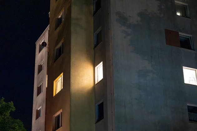 Streit eskaliert Mann stürzt aus drittem Stock Am 06.07.2026 kam es gegen 00:30 Uhr in einer Wohnung in Mainz-Ebersheim zu einem eskalierten Streit. Ein Mann stürzte dabei aus dem dritten Obergeschoss eines Mehrparteienhauses und wurde schwer lebensbedrohlich verletzt. Eine Frau wurde mit Würgemalen am Hals angetroffen, nachdem sie sich zu Nachbarn retten konnte. In der Wohnung befanden sich zudem zwei Kleinkinder. Polizei, Feuerwehr Mainz sowie Rettungsdienst waren mit mehreren Fahrzeugen im Einsatz. Mainz Rheinland-Pfalz Deutschland *** Argument Escalates; Man Falls from Third Floor On July 6, 2026, at approximately 12:30 a.m., an argument escalated in an apartment in Mainz-Ebersheim. During the incident, a man fell from the third