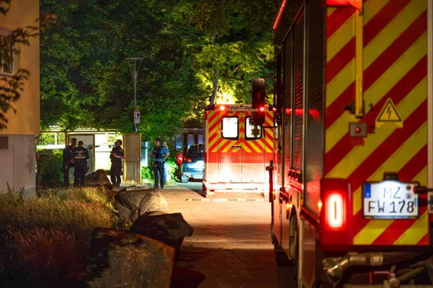 Streit eskaliert Mann stürzt aus drittem Stock Am 06.07.2026 kam es gegen 00:30 Uhr in einer Wohnung in Mainz-Ebersheim zu einem eskalierten Streit. Ein Mann stürzte dabei aus dem dritten Obergeschoss eines Mehrparteienhauses und wurde schwer lebensbedrohlich verletzt. Eine Frau wurde mit Würgemalen am Hals angetroffen, nachdem sie sich zu Nachbarn retten konnte. In der Wohnung befanden sich zudem zwei Kleinkinder. Polizei, Feuerwehr Mainz sowie Rettungsdienst waren mit mehreren Fahrzeugen im Einsatz. Mainz Rheinland-Pfalz Deutschland *** Argument Escalates; Man Falls from Third Floor On July 6, 2026, at approximately 12:30 a.m., an argument escalated in an apartment in Mainz-Ebersheim. During the incident, a man fell from the third