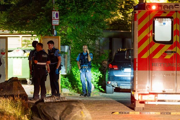 Streit eskaliert Mann stürzt aus drittem Stock Am 06.07.2026 kam es gegen 00:30 Uhr in einer Wohnung in Mainz-Ebersheim zu einem eskalierten Streit. Ein Mann stürzte dabei aus dem dritten Obergeschoss eines Mehrparteienhauses und wurde schwer lebensbedrohlich verletzt. Eine Frau wurde mit Würgemalen am Hals angetroffen, nachdem sie sich zu Nachbarn retten konnte. In der Wohnung befanden sich zudem zwei Kleinkinder. Polizei, Feuerwehr Mainz sowie Rettungsdienst waren mit mehreren Fahrzeugen im Einsatz. Mainz Rheinland-Pfalz Deutschland *** Argument Escalates; Man Falls from Third Floor On July 6, 2026, at approximately 12:30 a.m., an argument escalated in an apartment in Mainz-Ebersheim. During the incident, a man fell from the third