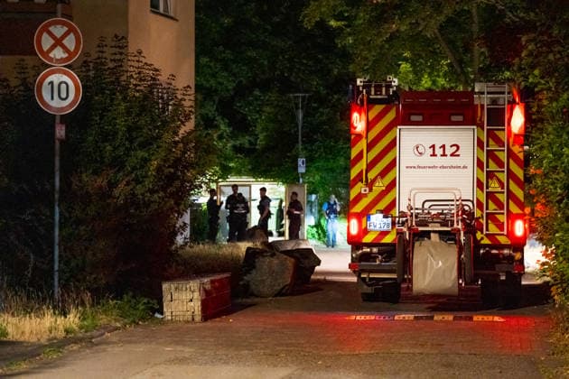 Streit eskaliert Mann stürzt aus drittem Stock Am 06.07.2026 kam es gegen 00:30 Uhr in einer Wohnung in Mainz-Ebersheim zu einem eskalierten Streit. Ein Mann stürzte dabei aus dem dritten Obergeschoss eines Mehrparteienhauses und wurde schwer lebensbedrohlich verletzt. Eine Frau wurde mit Würgemalen am Hals angetroffen, nachdem sie sich zu Nachbarn retten konnte. In der Wohnung befanden sich zudem zwei Kleinkinder. Polizei, Feuerwehr Mainz sowie Rettungsdienst waren mit mehreren Fahrzeugen im Einsatz. Mainz Rheinland-Pfalz Deutschland *** Argument Escalates; Man Falls from Third Floor On July 6, 2026, at approximately 12:30 a.m., an argument escalated in an apartment in Mainz-Ebersheim. During the incident, a man fell from the third