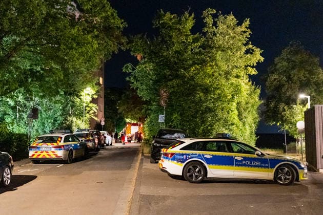 Streit eskaliert Mann stürzt aus drittem Stock Am 06.07.2026 kam es gegen 00:30 Uhr in einer Wohnung in Mainz-Ebersheim zu einem eskalierten Streit. Ein Mann stürzte dabei aus dem dritten Obergeschoss eines Mehrparteienhauses und wurde schwer lebensbedrohlich verletzt. Eine Frau wurde mit Würgemalen am Hals angetroffen, nachdem sie sich zu Nachbarn retten konnte. In der Wohnung befanden sich zudem zwei Kleinkinder. Polizei, Feuerwehr Mainz sowie Rettungsdienst waren mit mehreren Fahrzeugen im Einsatz. Mainz Rheinland-Pfalz Deutschland *** Argument Escalates; Man Falls from Third Floor On July 6, 2026, at approximately 12:30 a.m., an argument escalated in an apartment in Mainz-Ebersheim. During the incident, a man fell from the third