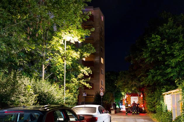 Streit eskaliert Mann stürzt aus drittem Stock Am 06.07.2026 kam es gegen 00:30 Uhr in einer Wohnung in Mainz-Ebersheim zu einem eskalierten Streit. Ein Mann stürzte dabei aus dem dritten Obergeschoss eines Mehrparteienhauses und wurde schwer lebensbedrohlich verletzt. Eine Frau wurde mit Würgemalen am Hals angetroffen, nachdem sie sich zu Nachbarn retten konnte. In der Wohnung befanden sich zudem zwei Kleinkinder. Polizei, Feuerwehr Mainz sowie Rettungsdienst waren mit mehreren Fahrzeugen im Einsatz. Mainz Rheinland-Pfalz Deutschland *** Argument Escalates; Man Falls from Third Floor On July 6, 2026, at approximately 12:30 a.m., an argument escalated in an apartment in Mainz-Ebersheim. During the incident, a man fell from the third