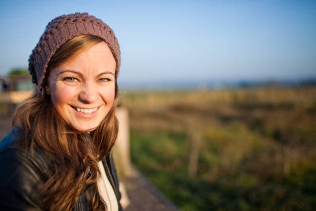 Happy young woman in a beanie smiles outdoors Surrey, British Columbia, Canada CR_JDIP260701-2073315-01 ,model released, Symbolfoto