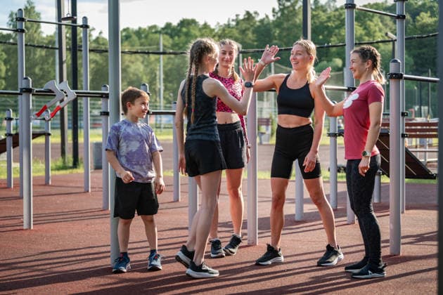 Happy group gives high fives after outdoor workout Saint Petersburg, Saint Petersburg, Russia CR_YFCG260624-2053883-01 ,model released, Symbolfoto
