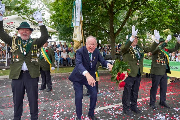 Stephan Weil beim Schützenausmarsch zum 497. Schützenfest in der Innenstadt. Hannover, 05.07.2026 *** Stephan Weil at the marksmen s parade for the 497th Schützenfest in downtown Hanover, July 5, 2026 Foto:xU.xStammx xFuturexImagex schuetzenausmarsch_6727