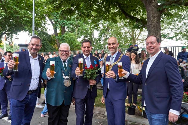 Christian Schulz-Hausbrandt, Andreas Schnelle, Olaf Lies, Belit Onay und Axel Schulz-Hausbrandt beim Schützenausmarsch zum 497. Schützenfest in der Innenstadt. Hannover, 05.07.2026 *** Christian Schulz Hausbrandt, Andreas Schnelle, Olaf Lies, Belit Onay, and Axel Schulz Hausbrandt at the marksmen s parade for the 497th Schützenfest in downtown Hanover, July 5, 2026 Foto:xU.xStammx xFuturexImagex schuetzenausmarsch_6734