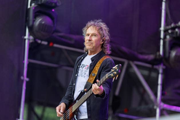 Marillion auf dem Kunst!Rasen Bonn Marillion Bassist Pete TREWAVAS beim Live-Auftritt der britischen Prog-Rock-Band vor rund 3.500 Zuschauern beim Open-Air-Konzert auf dem Kunst!Rasen Bonn-Gronau. Die Konzertreihe findet am Rande der Rheinaue am Bonner Rheinufer statt. Bonn Nordrhein-Westfalen Deutschland *** Marillion at the Kunst Rasen Bonn Marillion bassist Pete TREWAVAS during the British prog rock band’s live performance in front of about 3,500 spectators at the open-air concert at the Kunst Rasen Bonn in Gronau. The concert series takes place on the edge of the Rheinaue on the banks of the Rhine in Bonn, North Rhine-Westphalia, Germany Copyright: xMarcxJohnx