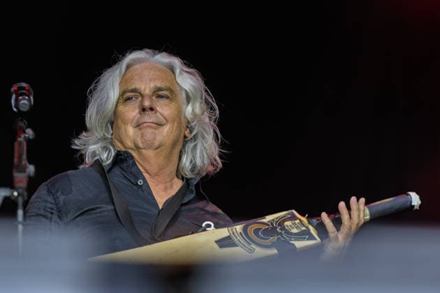 Marillion auf dem Kunst!Rasen Bonn Marillion-Leadsänger Steve HOGARTH beim Live-Auftritt der britischen Prog-Rock-Band vor rund 3.500 Zuschauern beim Open-Air-Konzert auf dem Kunst!Rasen Bonn-Gronau. Die Konzertreihe findet am Rande der Rheinaue am Bonner Rheinufer statt. Bonn Nordrhein-Westfalen Deutschland *** Marillion at the Kunst Rasen in Bonn: Marillion lead singer Steve HOGARTH during the British prog rock band’s live performance in front of about 3,500 spectators at the open-air concert at the Kunst Rasen in Bonn-Gronau. The concert series takes place on the edge of the Rheinaue on the banks of the Rhine in Bonn, North Rhine-Westphalia, Germany. Copyright: xMarcxJohnx