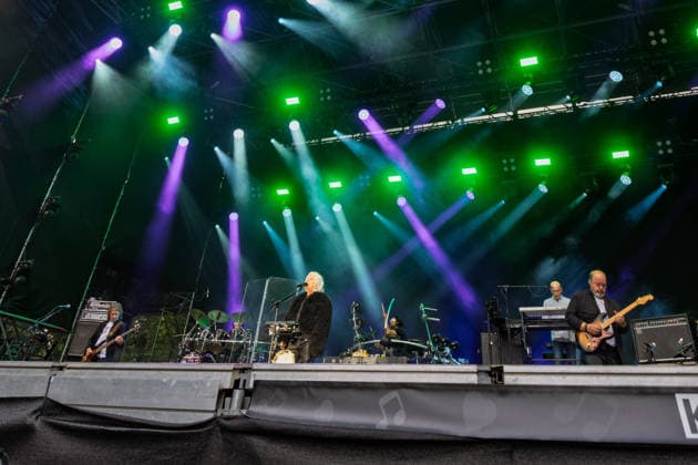 Marillion auf dem Kunst!Rasen Bonn Marillion-Leadsänger Steve HOGARTH beim Live-Auftritt der britischen Prog-Rock-Band vor rund 3.500 Zuschauern beim Open-Air-Konzert auf dem Kunst!Rasen Bonn-Gronau. Die Konzertreihe findet am Rande der Rheinaue am Bonner Rheinufer statt. Bonn Nordrhein-Westfalen Deutschland *** Marillion at the Kunst Rasen in Bonn: Marillion lead singer Steve HOGARTH during the British prog rock band’s live performance in front of about 3,500 spectators at the open-air concert at the Kunst Rasen in Bonn-Gronau. The concert series takes place on the edge of the Rheinaue on the banks of the Rhine in Bonn, North Rhine-Westphalia, Germany. Copyright: xMarcxJohnx