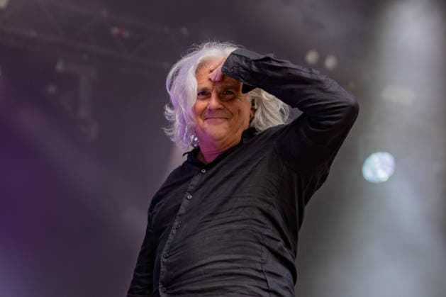 Marillion auf dem Kunst!Rasen Bonn Marillion-Leadsänger Steve HOGARTH beim Live-Auftritt der britischen Prog-Rock-Band vor rund 3.500 Zuschauern beim Open-Air-Konzert auf dem Kunst!Rasen Bonn-Gronau. Die Konzertreihe findet am Rande der Rheinaue am Bonner Rheinufer statt. Bonn Nordrhein-Westfalen Deutschland *** Marillion at the Kunst Rasen in Bonn: Marillion lead singer Steve HOGARTH during the British prog rock band’s live performance in front of about 3,500 spectators at the open-air concert at the Kunst Rasen in Bonn-Gronau. The concert series takes place on the edge of the Rheinaue on the banks of the Rhine in Bonn, North Rhine-Westphalia, Germany. Copyright: xMarcxJohnx