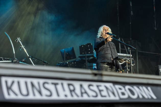 Marillion auf dem Kunst!Rasen Bonn Marillion-Leadsänger Steve HOGARTH beim Live-Auftritt der britischen Prog-Rock-Band vor rund 3.500 Zuschauern beim Open-Air-Konzert auf dem Kunst!Rasen Bonn-Gronau. Die Konzertreihe findet am Rande der Rheinaue am Bonner Rheinufer statt. Bonn Nordrhein-Westfalen Deutschland *** Marillion at the Kunst Rasen in Bonn: Marillion lead singer Steve HOGARTH during the British prog rock band’s live performance in front of about 3,500 spectators at the open-air concert at the Kunst Rasen in Bonn-Gronau. The concert series takes place on the edge of the Rheinaue on the banks of the Rhine in Bonn, North Rhine-Westphalia, Germany. Copyright: xMarcxJohnx