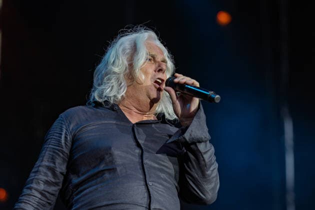 Marillion auf dem Kunst!Rasen Bonn Marillion-Leadsänger Steve HOGARTH beim Live-Auftritt der britischen Prog-Rock-Band vor rund 3.500 Zuschauern beim Open-Air-Konzert auf dem Kunst!Rasen Bonn-Gronau. Die Konzertreihe findet am Rande der Rheinaue am Bonner Rheinufer statt. Bonn Nordrhein-Westfalen Deutschland *** Marillion at the Kunst Rasen in Bonn: Marillion lead singer Steve HOGARTH during the British prog rock band’s live performance in front of about 3,500 spectators at the open-air concert at the Kunst Rasen in Bonn-Gronau. The concert series takes place on the edge of the Rheinaue on the banks of the Rhine in Bonn, North Rhine-Westphalia, Germany. Copyright: xMarcxJohnx