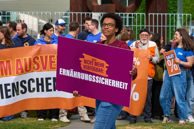 Ein Buendnis aus 15 Hilfsorganisationen protestiert am Montag (06.07.2026) vor dem Bundeskanzleramt in Berlin gegen Kuerzungen in der Entwicklungszusammenarbeit. Bei der Aktion Menschenwuerde im Ausverkauf fordern die Organisationen Aenderungen im Bundeshaushalt 2027. Dem Buendnis gehoeren unter anderem Brot fuer die Welt, misereor, Oxfam Deutschland sowie die Welthungerhilfe an. (Siehe epd-Meldung vom 06.07.2026) EDITORIAL USE ONLY *** A coalition of 15 aid organizations will protest on Monday, July 6, 2026, in front of the Federal Chancellery in Berlin against cuts to development cooperation. As part of the campaign Human Dignity on Sale, the organizations are calling for changes to the 2027 federal budget. The coalition includesinclu Copyright: epd-bild ChristianxDitsch epd-Protest_Kuerzungen1-kopieren