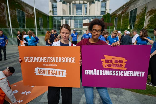 Ein Buendnis aus 15 Hilfsorganisationen protestiert am Montag (06.07.2026) vor dem Bundeskanzleramt in Berlin gegen Kuerzungen in der Entwicklungszusammenarbeit. Bei der Aktion Menschenwuerde im Ausverkauf fordern die Organisationen Aenderungen im Bundeshaushalt 2027. Dem Buendnis gehoeren unter anderem Brot fuer die Welt, misereor, Oxfam Deutschland sowie die Welthungerhilfe an. (Siehe epd-Meldung vom 06.07.2026) EDITORIAL USE ONLY *** A coalition of 15 aid organizations will protest on Monday, July 6, 2026, in front of the Federal Chancellery in Berlin against cuts to development cooperation. As part of the campaign Human Dignity on Sale, the organizations are calling for changes to the 2027 federal budget. The coalition includesinclu Copyright: epd-bild ChristianxDitsch epd-Protest_Kuerzungen7-kopieren