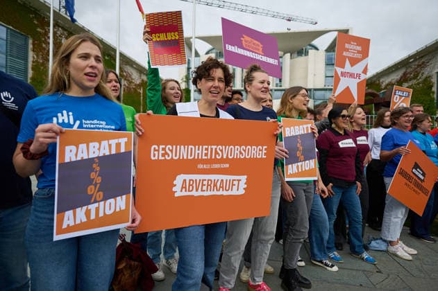 Ein Buendnis aus 15 Hilfsorganisationen protestiert am Montag (06.07.2026) vor dem Bundeskanzleramt in Berlin gegen Kuerzungen in der Entwicklungszusammenarbeit. Bei der Aktion Menschenwuerde im Ausverkauf fordern die Organisationen Aenderungen im Bundeshaushalt 2027. Dem Buendnis gehoeren unter anderem Brot fuer die Welt, misereor, Oxfam Deutschland sowie die Welthungerhilfe an. (Siehe epd-Meldung vom 06.07.2026) EDITORIAL USE ONLY *** A coalition of 15 aid organizations will protest on Monday, July 6, 2026, in front of the Federal Chancellery in Berlin against cuts to development cooperation. As part of the campaign Human Dignity on Sale, the organizations are calling for changes to the 2027 federal budget. The coalition includesinclu Copyright: epd-bild ChristianxDitsch epd-Protest_Kuerzungen8-kopieren