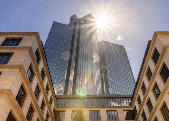 Die Firmenzentrale der Deutschen Bank hinter den Neubauten der Main Building Taunusanlage, Frankfurt, Hessen, Deutschland *** the Headquarters the Germans Bank behind the New buildings the Main Building Taunus Park, Frankfurt, Hesse, Germany 1020931987