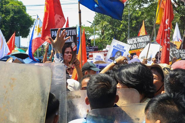 Protesters march toward Philippine Senate as VP Sara Duterte s Impeachment Trail kicks off METRO MANILA, PHILIPPINES – JULY 6: Anti-Sara Duterte protesters clash with riot police officers as they attempt to march towards the Philippine Senate, as Vice President Sara Duterte s impeachment trial commences, in Pasay City, Metro Manila, Philippines, on July 6, 2026. The impeachment trial of vice president Sara Duterte officially started on July 6 and is expected to last for several months. This comes amid rising political tensions over the impeachment trial and a growing calls for accountability for alleged corruption involving officials in nationwide flood-control projects. Daniel Ceng Anadolu Metro Manila Philippines. Editorial use only. Pl  Copyright: x2026xAnadoluxDanielxCengx