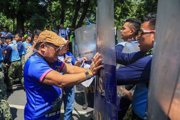 Protesters march toward Philippine Senate as VP Sara Duterte s Impeachment Trail kicks off METRO MANILA, PHILIPPINES – JULY 6: An elderly an-Sara Duterte protester clashes with riot police officers as they attempt to march towards the Philippine Senate, as Vice President Sara Duterte s impeachment trial commences, in Pasay City, Metro Manila, Philippines, on July 6, 2026. The impeachment trial of vice president Sara Duterte officially started on July 6 and is expected to last for several months. This comes amid rising political tensions over the impeachment trial and a growing calls for accountability for alleged corruption involving officials in nationwide flood-control projects. Daniel Ceng Anadolu Metro Manila Philippines. Editorial us  Copyright: x2026xAnadoluxDanielxCengx