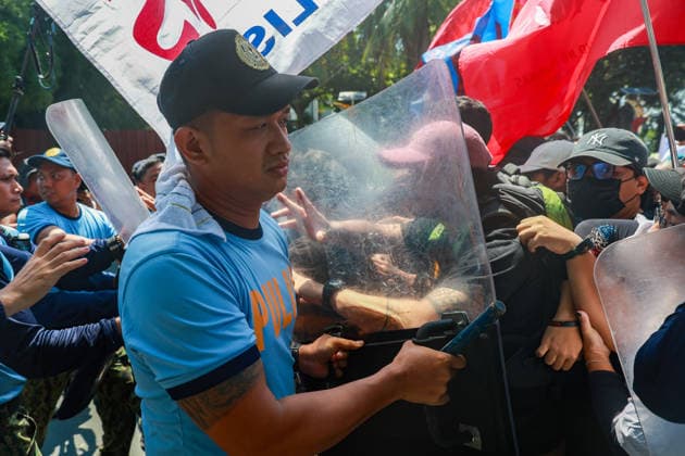 Protesters march toward Philippine Senate as VP Sara Duterte s Impeachment Trail kicks off METRO MANILA, PHILIPPINES – JULY 6: Anti-Sara Duterte protesters clash with riot police officers as they attempt to march towards the Philippine Senate, as Vice President Sara Duterte s impeachment trial commences, in Pasay City, Metro Manila, Philippines, on July 6, 2026. The impeachment trial of vice president Sara Duterte officially started on July 6 and is expected to last for several months. This comes amid rising political tensions over the impeachment trial and a growing calls for accountability for alleged corruption involving officials in nationwide flood-control projects. Daniel Ceng Anadolu Metro Manila Philippines. Editorial use only. Pl  Copyright: x2026xAnadoluxDanielxCengx