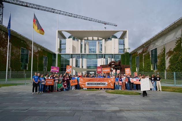 Ein Buendnis aus 15 Hilfsorganisationen protestiert am Montag (06.07.2026) vor dem Bundeskanzleramt in Berlin gegen Kuerzungen in der Entwicklungszusammenarbeit. Bei der Aktion Menschenwuerde im Ausverkauf fordern die Organisationen Aenderungen im Bundeshaushalt 2027. Dem Buendnis gehoeren unter anderem Brot fuer die Welt, misereor, Oxfam Deutschland sowie die Welthungerhilfe an. (Siehe epd-Meldung vom 06.07.2026) EDITORIAL USE ONLY *** A coalition of 15 aid organizations will protest on Monday, July 6, 2026, in front of the Federal Chancellery in Berlin against cuts to development cooperation. As part of the campaign Human Dignity on Sale, the organizations are calling for changes to the 2027 federal budget. The coalition includesinclu Copyright: epd-bild ChristianxDitsch D26D0706ProtestKuerzungEntwicklungshilfe092325