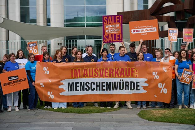 Ein Buendnis aus 15 Hilfsorganisationen protestiert am Montag (06.07.2026) vor dem Bundeskanzleramt in Berlin gegen Kuerzungen in der Entwicklungszusammenarbeit. Bei der Aktion Menschenwuerde im Ausverkauf fordern die Organisationen Aenderungen im Bundeshaushalt 2027. Dem Buendnis gehoeren unter anderem Brot fuer die Welt, misereor, Oxfam Deutschland sowie die Welthungerhilfe an. (Siehe epd-Meldung vom 06.07.2026) EDITORIAL USE ONLY *** A coalition of 15 aid organizations will protest on Monday, July 6, 2026, in front of the Federal Chancellery in Berlin against cuts to development cooperation. As part of the campaign Human Dignity on Sale, the organizations are calling for changes to the 2027 federal budget. The coalition includesinclu Copyright: epd-bild ChristianxDitsch D26D0706ProtestKuerzungEntwicklungshilfe092603