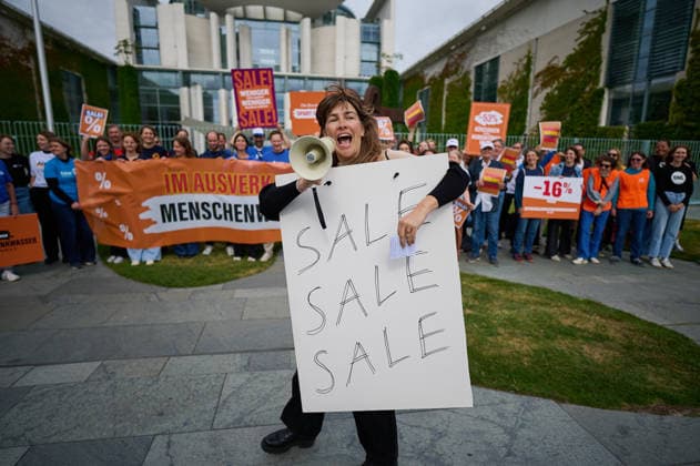 Ein Buendnis aus 15 Hilfsorganisationen protestiert am Montag (06.07.2026) vor dem Bundeskanzleramt in Berlin gegen Kuerzungen in der Entwicklungszusammenarbeit. Bei der Aktion Menschenwuerde im Ausverkauf fordern die Organisationen Aenderungen im Bundeshaushalt 2027. Dem Buendnis gehoeren unter anderem Brot fuer die Welt, misereor, Oxfam Deutschland sowie die Welthungerhilfe an. (Siehe epd-Meldung vom 06.07.2026) EDITORIAL USE ONLY *** A coalition of 15 aid organizations will protest on Monday, July 6, 2026, in front of the Federal Chancellery in Berlin against cuts to development cooperation. As part of the campaign Human Dignity on Sale, the organizations are calling for changes to the 2027 federal budget. The coalition includesinclu Copyright: epd-bild ChristianxDitsch D26D0706ProtestKuerzungEntwicklungshilfe092756