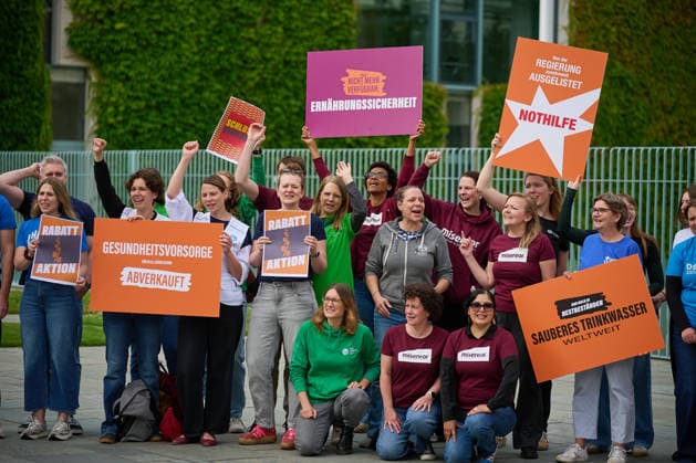 Ein Buendnis aus 15 Hilfsorganisationen protestiert am Montag (06.07.2026) vor dem Bundeskanzleramt in Berlin gegen Kuerzungen in der Entwicklungszusammenarbeit. Bei der Aktion Menschenwuerde im Ausverkauf fordern die Organisationen Aenderungen im Bundeshaushalt 2027. Dem Buendnis gehoeren unter anderem Brot fuer die Welt, misereor, Oxfam Deutschland sowie die Welthungerhilfe an. (Siehe epd-Meldung vom 06.07.2026) EDITORIAL USE ONLY *** A coalition of 15 aid organizations will protest on Monday, July 6, 2026, in front of the Federal Chancellery in Berlin against cuts to development cooperation. As part of the campaign Human Dignity on Sale, the organizations are calling for changes to the 2027 federal budget. The coalition includesinclu Copyright: epd-bild ChristianxDitsch D26D0706ProtestKuerzungEntwicklungshilfe092816