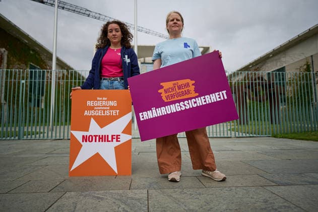 Ein Buendnis aus 15 Hilfsorganisationen protestiert am Montag (06.07.2026) vor dem Bundeskanzleramt in Berlin gegen Kuerzungen in der Entwicklungszusammenarbeit. Bei der Aktion Menschenwuerde im Ausverkauf fordern die Organisationen Aenderungen im Bundeshaushalt 2027. Dem Buendnis gehoeren unter anderem Brot fuer die Welt, misereor, Oxfam Deutschland sowie die Welthungerhilfe an. (Siehe epd-Meldung vom 06.07.2026) EDITORIAL USE ONLY *** A coalition of 15 aid organizations will protest on Monday, July 6, 2026, in front of the Federal Chancellery in Berlin against cuts to development cooperation. As part of the campaign Human Dignity on Sale, the organizations are calling for changes to the 2027 federal budget. The coalition includesinclu Copyright: epd-bild ChristianxDitsch D26D0706ProtestKuerzungEntwicklungshilfe093527