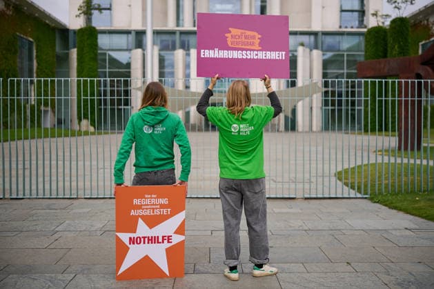 Ein Buendnis aus 15 Hilfsorganisationen protestiert am Montag (06.07.2026) vor dem Bundeskanzleramt in Berlin gegen Kuerzungen in der Entwicklungszusammenarbeit. Bei der Aktion Menschenwuerde im Ausverkauf fordern die Organisationen Aenderungen im Bundeshaushalt 2027. Dem Buendnis gehoeren unter anderem Brot fuer die Welt, misereor, Oxfam Deutschland sowie die Welthungerhilfe an. (Siehe epd-Meldung vom 06.07.2026) EDITORIAL USE ONLY *** A coalition of 15 aid organizations will protest on Monday, July 6, 2026, in front of the Federal Chancellery in Berlin against cuts to development cooperation. As part of the campaign Human Dignity on Sale, the organizations are calling for changes to the 2027 federal budget. The coalition includesinclu Copyright: epd-bild ChristianxDitsch D26D0706ProtestKuerzungEntwicklungshilfe093827