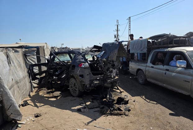 Palestinians inspect the damage caused by an Israeli airstrike on a vehicle near a camp for displaced people in Khan Younis Palestinians inspect the damage caused by an Israeli airstrike on a vehicle near a camp for displaced people in Khan Younis, southern Gaza Strip, on July 6, 2026. According to medical sources, the Israeli airstrike killed one person and injured 15 others. Photo by Tariq Mohammad APA Images Khan Yunis Gaza Strip Palestinian Territory 060726_Khan_Yunis_TM_00(19) Copyright: xapaimagesxTariqxMohammad xapaimagesx