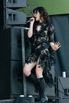 Abigail Morris At Finsbury Park - London Abigail Morris of The Last Dinner Party performs in support of Wolf Alice at Finsbury Park on July 05, 2026 in London, England. Photo by LounisPhotography ABACAPRESS.COM London United Kingdom  Copyright: xLounisPhotography ABACAx