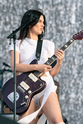 Wolf Alice Performs At Finsbury Park - London Ellie Rowsell of Wolf Alice performs at Wolf Alice at Finsbury Park on July 05, 2026 in London, England. Photo by LounisPhotography ABACAPRESS.COM London United Kingdom  Copyright: xLounisPhotography ABACAx