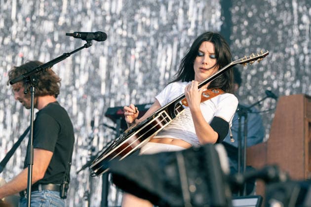 Wolf Alice Performs At Finsbury Park - London Joff Oddie and Ellie Rowsell of Wolf Alice perform at Wolf Alice at Finsbury Park on July 05, 2026 in London, England. Photo by LounisPhotography ABACAPRESS.COM London United Kingdom  Copyright: xLounisPhotography ABACAx