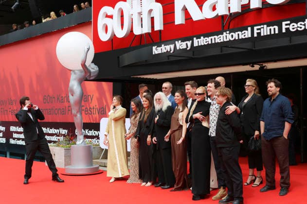 Robert Richardson mit Team bei der Verleihung des Crystal Globe Award an Robert Richardson und Screening von Robert Richardson: The White Devil auf dem 60. Internationalen Filmfestival Karlovy Vary 2026 im Festival Hotel Thermal. Karlsbad, 05.07.2026 *** Robert Richardson with his team at the Crystal Globe Award ceremony honoring Robert Richardson and the screening of Robert Richardson’s *The White Devil* at the 60th Karlovy Vary International Film Festival in 2026 at the Festival Hotel Thermal in Karlsbad, July 5, 2026 Foto:xB.xThomasx xFuturexImagex richardson_6701