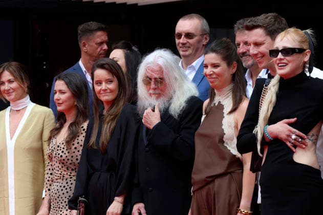 Robert Richardson mit Team bei der Verleihung des Crystal Globe Award an Robert Richardson und Screening von Robert Richardson: The White Devil auf dem 60. Internationalen Filmfestival Karlovy Vary 2026 im Festival Hotel Thermal. Karlsbad, 05.07.2026 *** Robert Richardson with his team at the Crystal Globe Award ceremony honoring Robert Richardson and the screening of Robert Richardson’s *The White Devil* at the 60th Karlovy Vary International Film Festival in 2026 at the Festival Hotel Thermal in Karlsbad, July 5, 2026 Foto:xB.xThomasx xFuturexImagex richardson_6704
